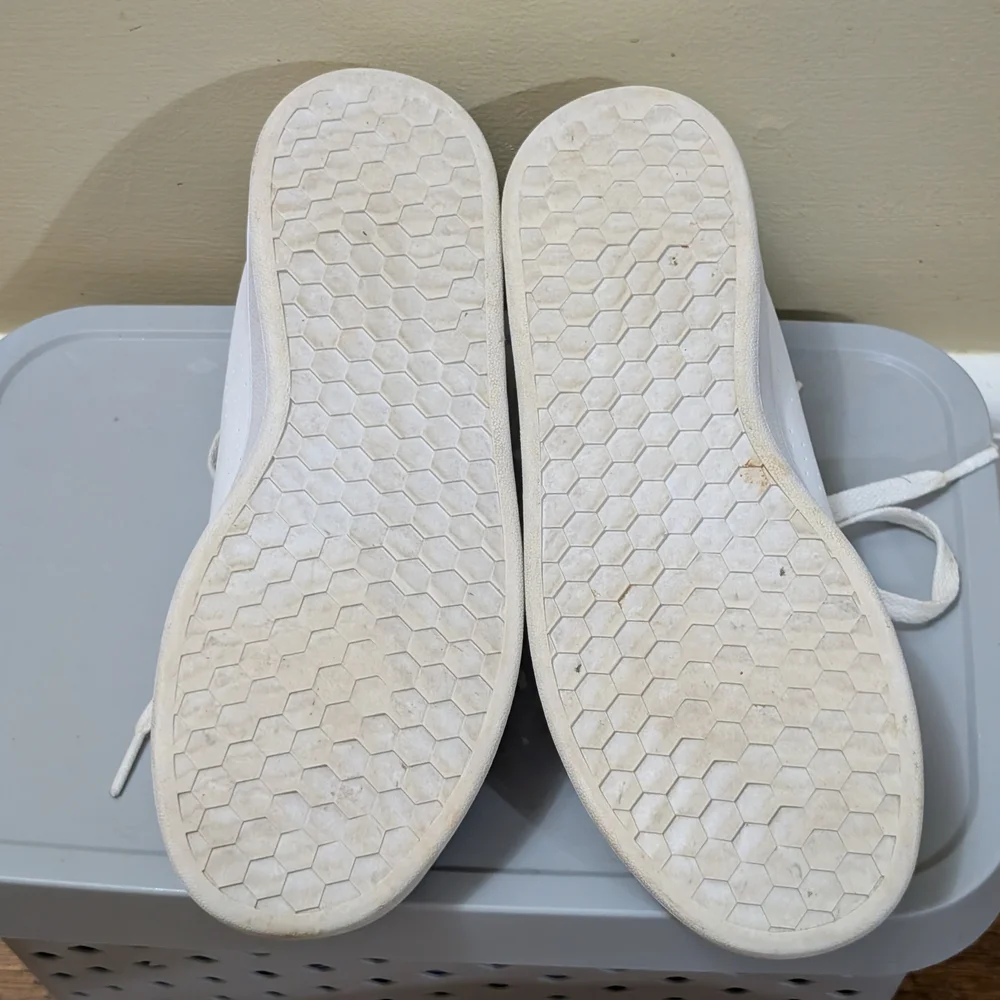 ADIDAS ADVANTAGE LIFESTYLE COURT WHITE/GREEN LOW TOP BIG KIDS SIZE 4